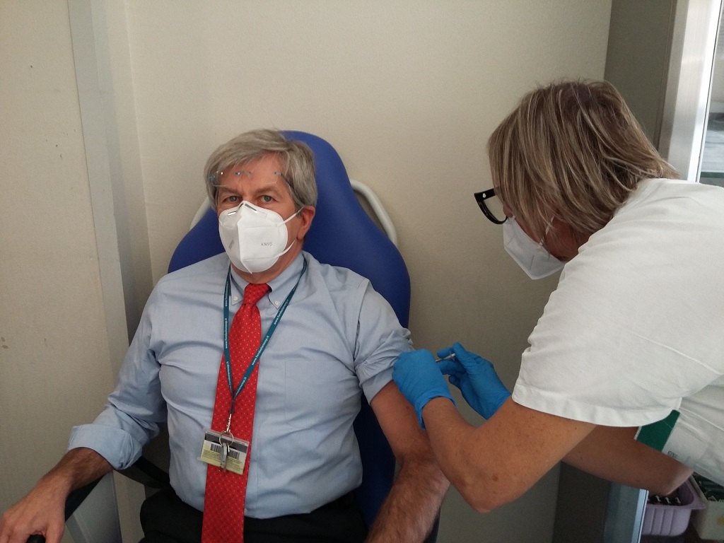 Carlo Rugiu si sottopone a vaccino anti Covid