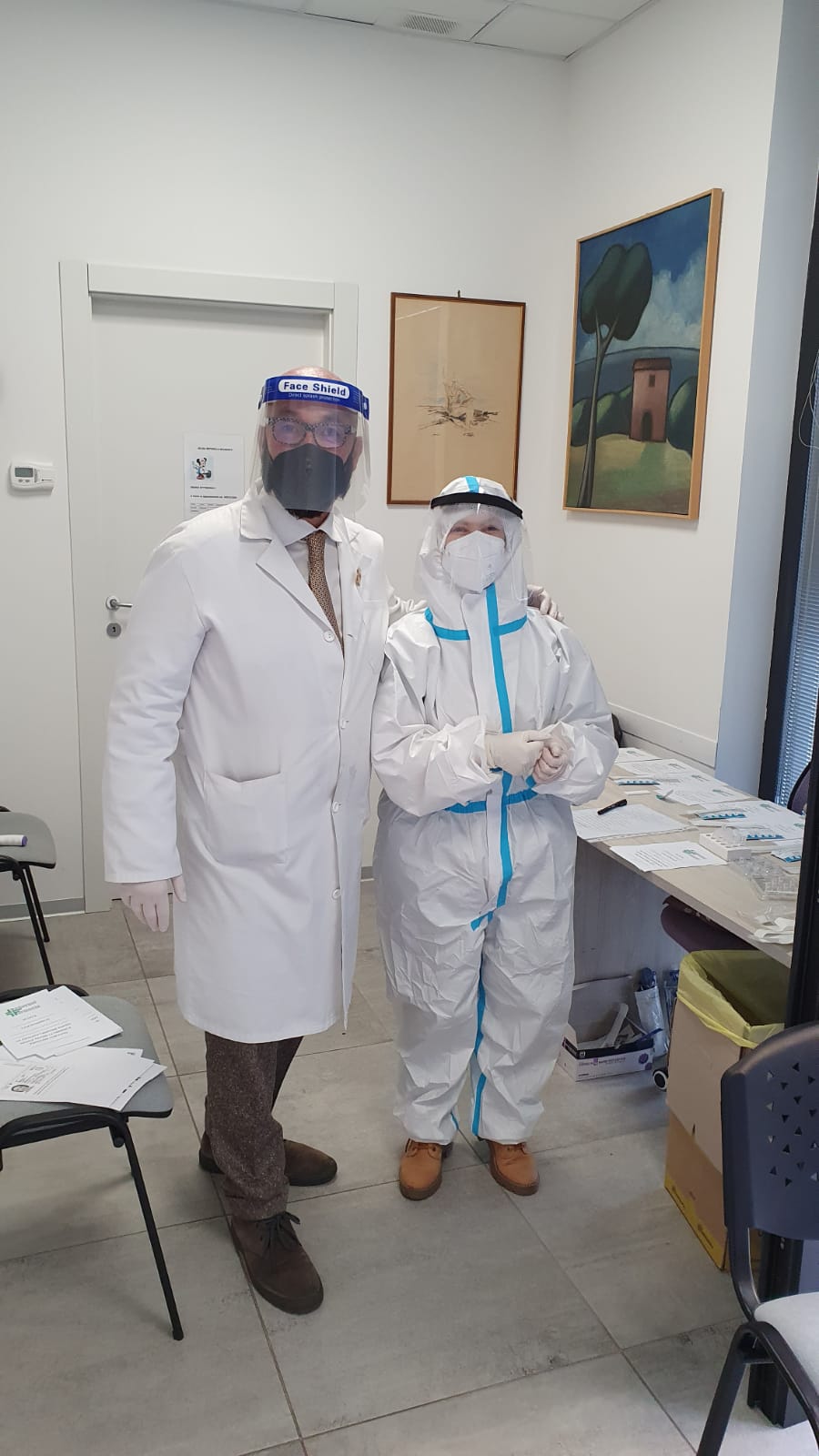 Gianmarco Padovani con l'infermiera addetta ai tamponi presso la sua farmacia in Borgo Trento.