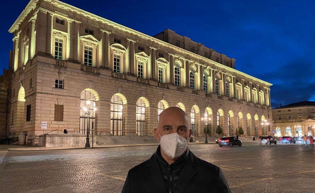 Ciro Maschio davanti alla Gran Guardia illuminata di giallo