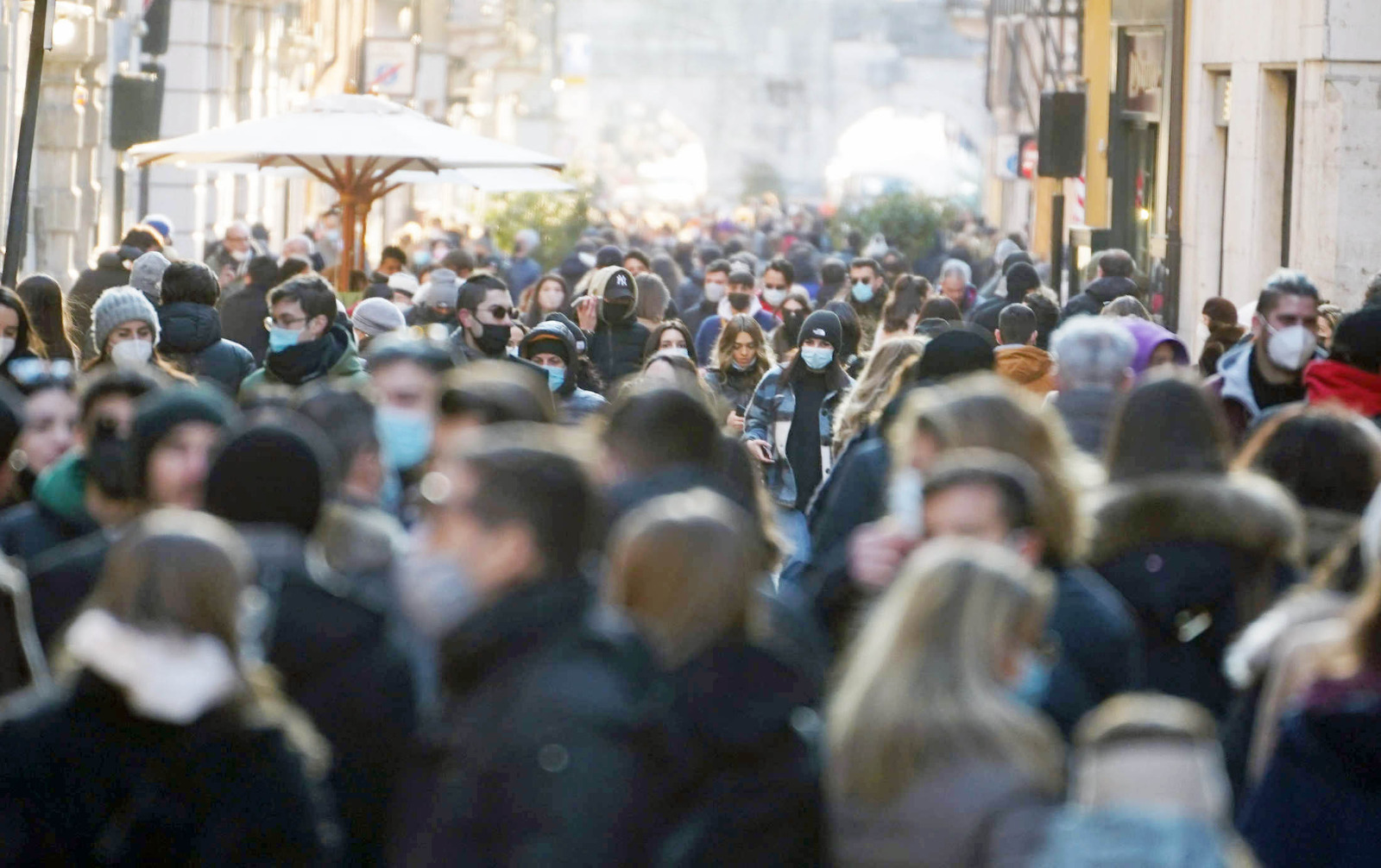 Folla di gente in centro storico a Verona.