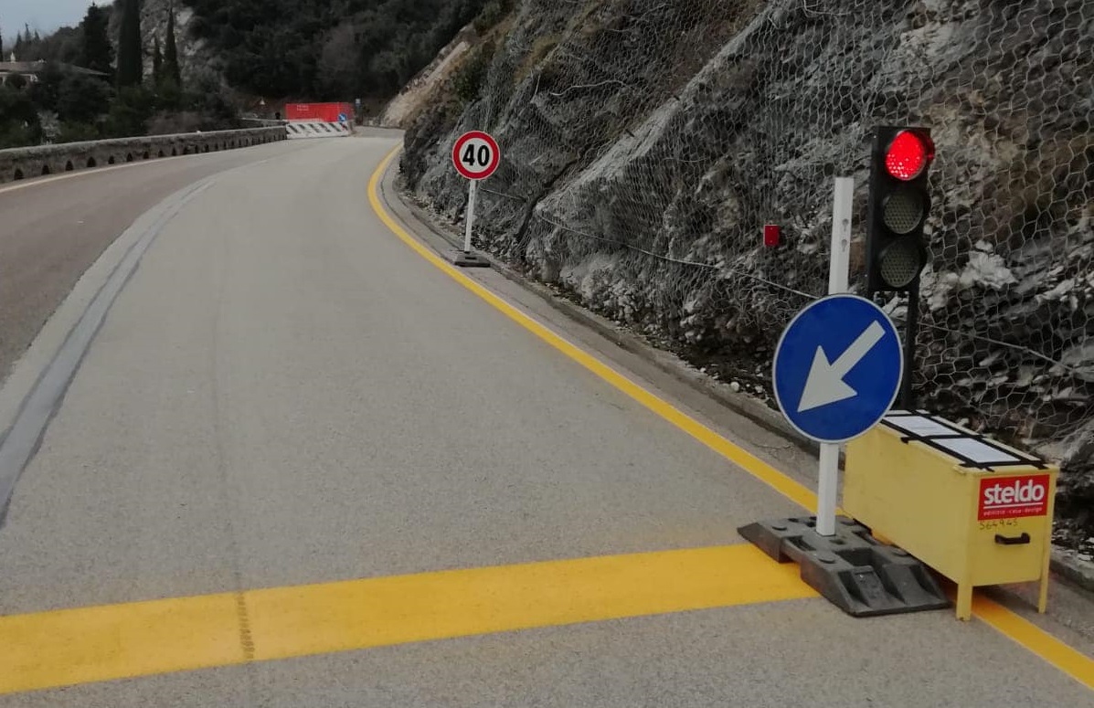 Impianto semaforico che regola il passaggio nel senso unico alternato sulla Gardesana all'altezza di Tempesta.