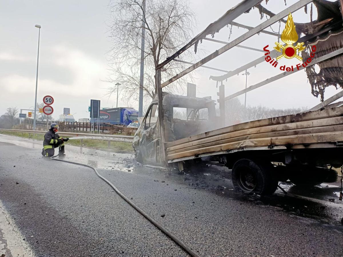 Incendio furgone Tangenziale SS62 Verona Nord