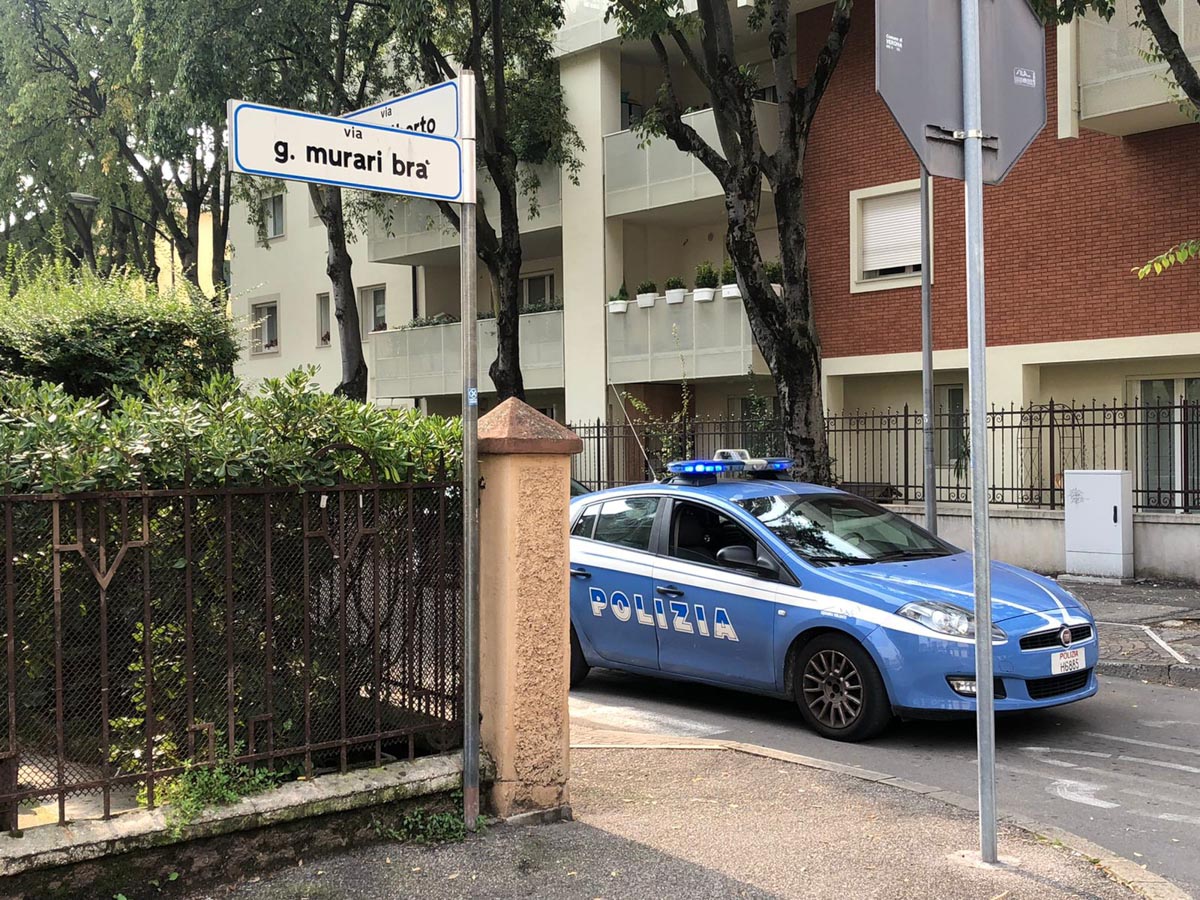 La volante della Polizia di Stato in via Murari Brà a Verona ubriaco molesto senza mascherina