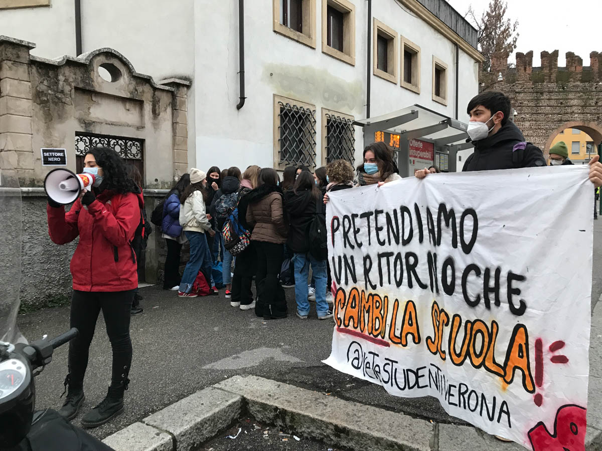 Davanti al Liceo Montanari protesta Rete degli studenti medi di Verona, lunedì 1 febbraio 2021