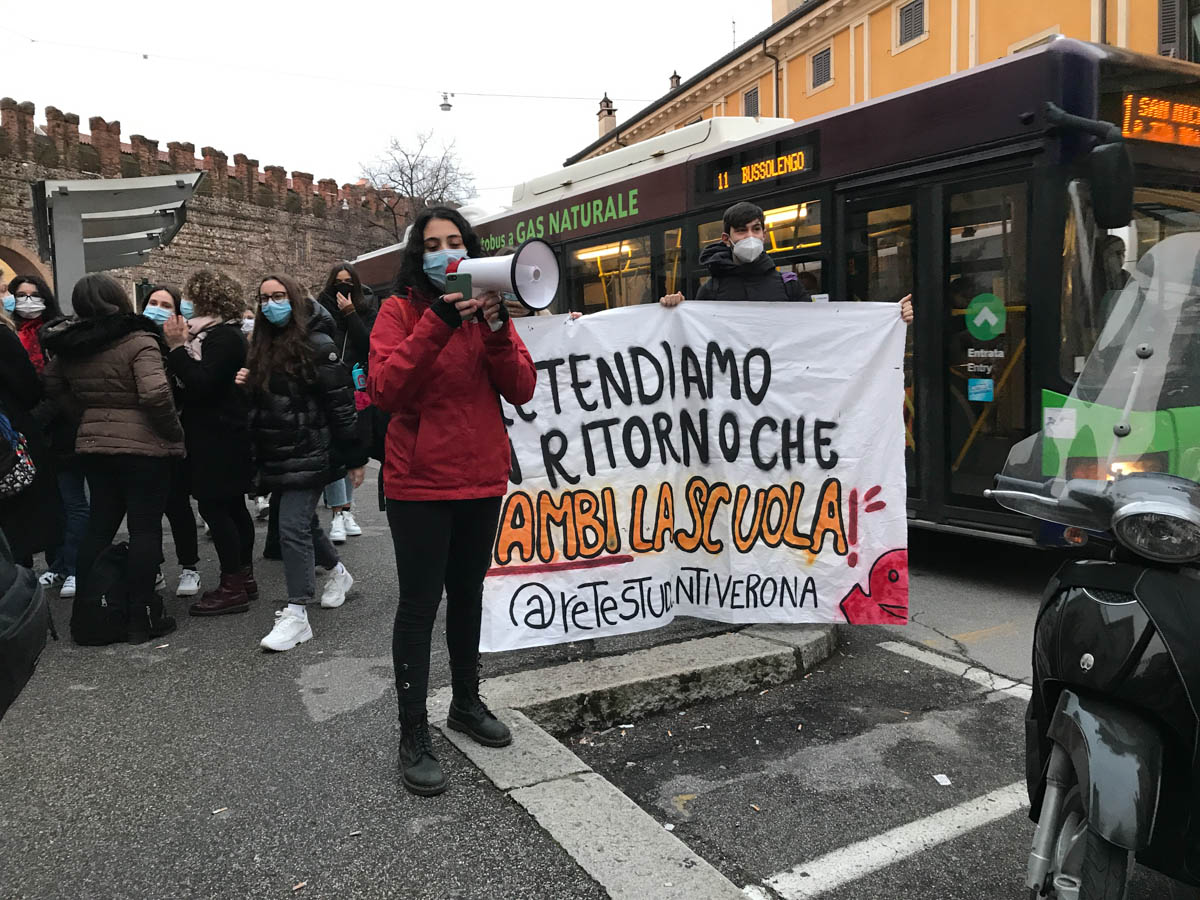 Liceo Montanari - Protesta Rete degli studenti medi di Verona critica scuole superiori