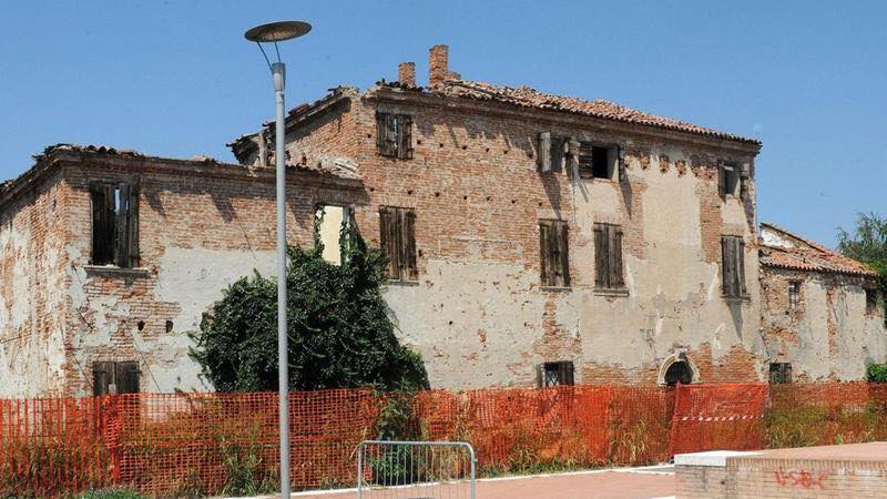 Lo stabile prima del restauro.