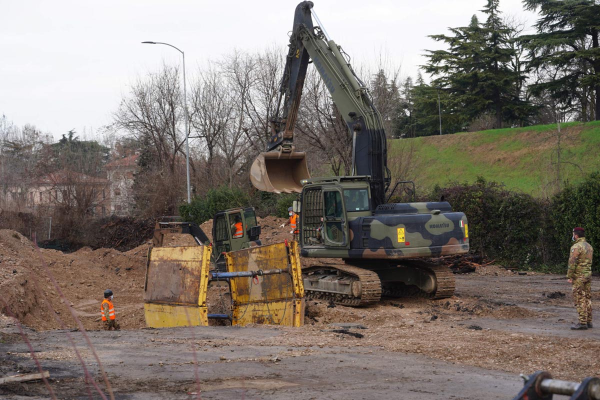 L'esercito sul cantiere del filobus dove è stato ritrovato l'ordigno bellico inesploso, a Verona in via Città di Nimes. Bomba Day 2021