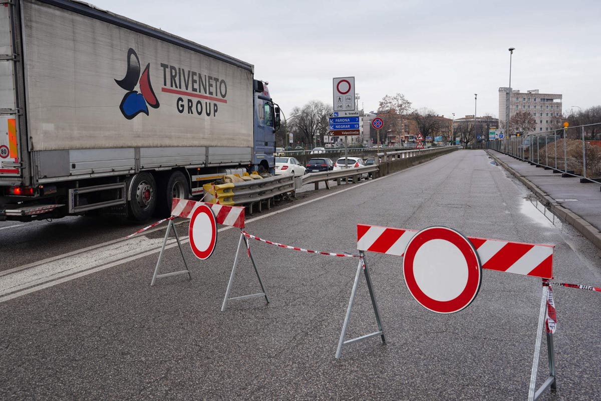 Ordigno bellico bomba via città di nimes - traffico in circonvallazione