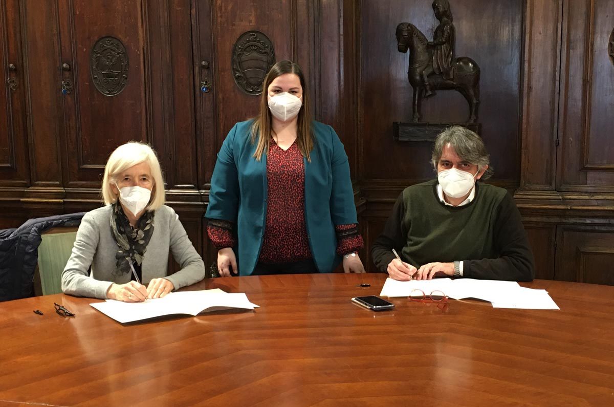 Firma del protocollo per fermare la sperimentazione sui macachi. Donata Gottardi, Laura Bocchi, Federico Sboarina