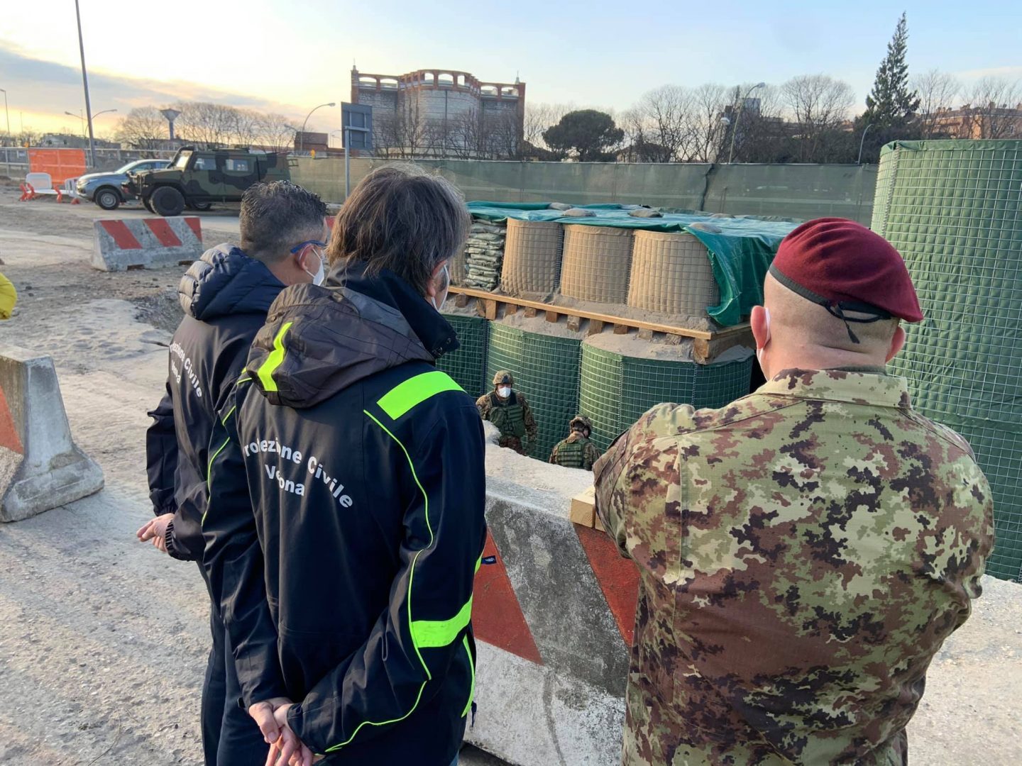 Il sindaco Sboarina sul luogo del disinnesco assieme ai militari dell'Esercito.