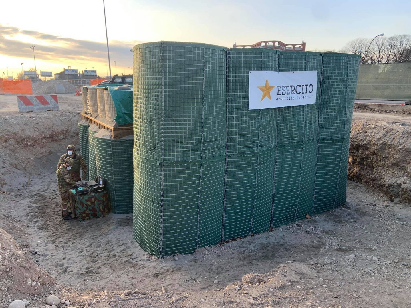 Gli uomini dell'Esercito in via Dal Cero dove è posizionato l'ordigno.