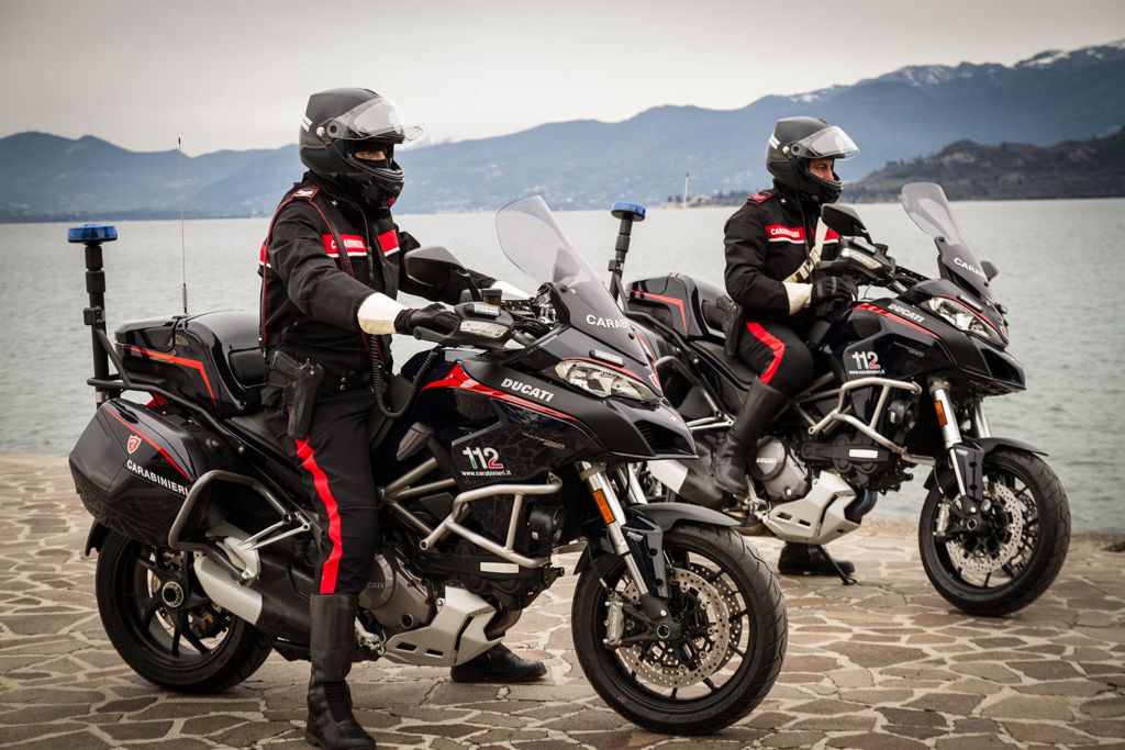 Squadra Carabinieri motociclisti sul Lago di Garda