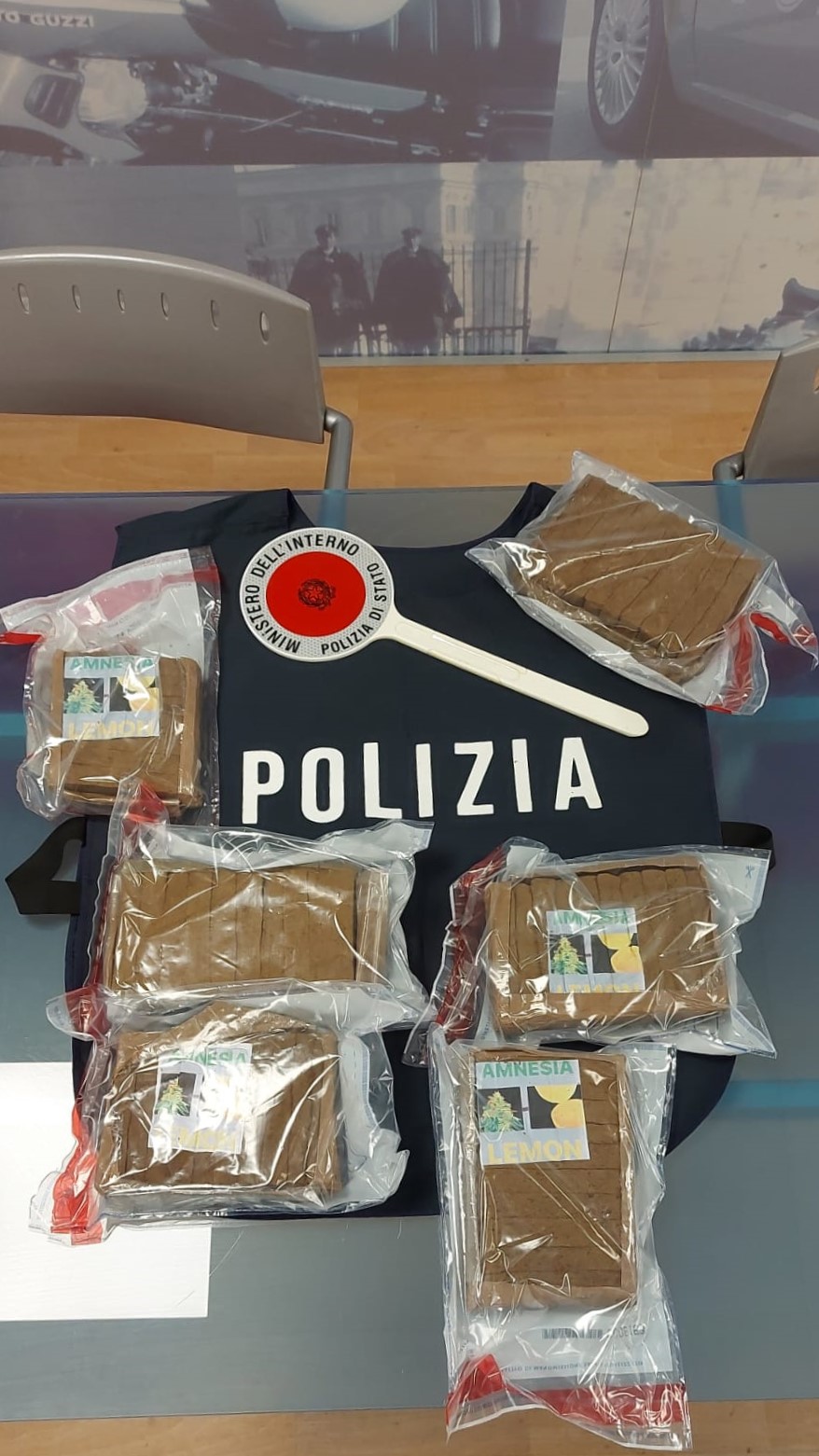La squadra mobile di Verona ha intercettato un carico di sei chili di super hashish "Amnesia"