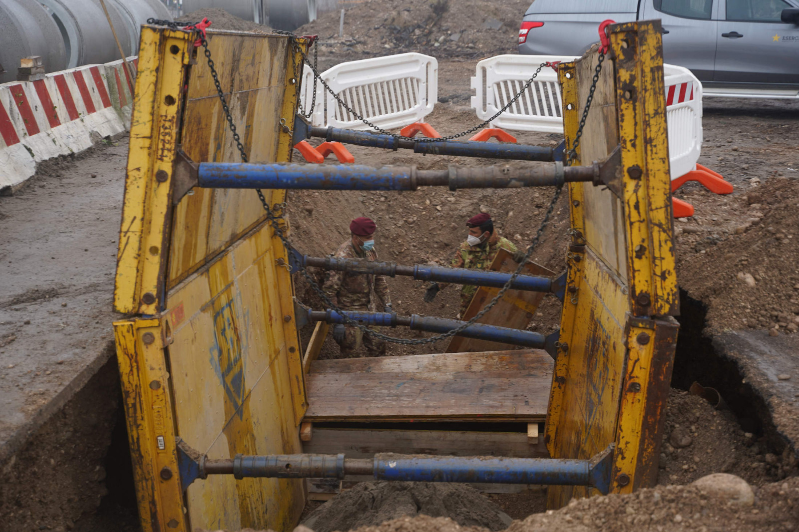 Il Genio Guastatori al cantiere del filobus in via Città di Nimes per mettere in sicurezza l'ordigno bellico ritrovato