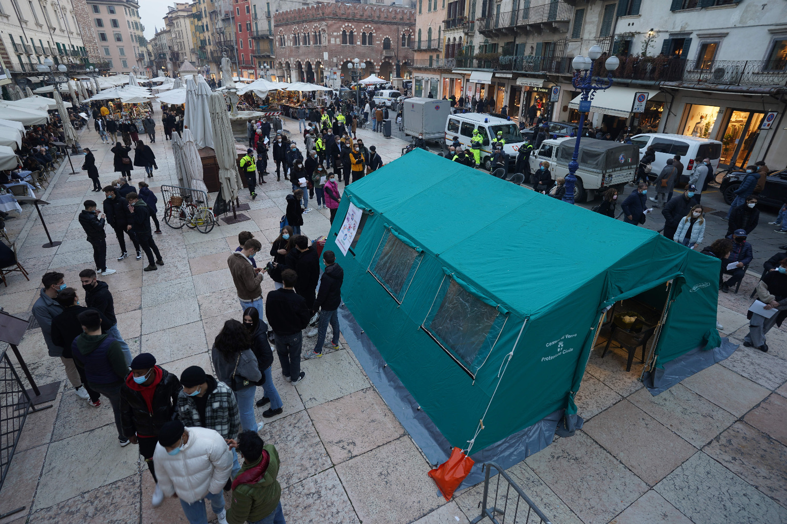Tenda tamponi in Piazza Erbe