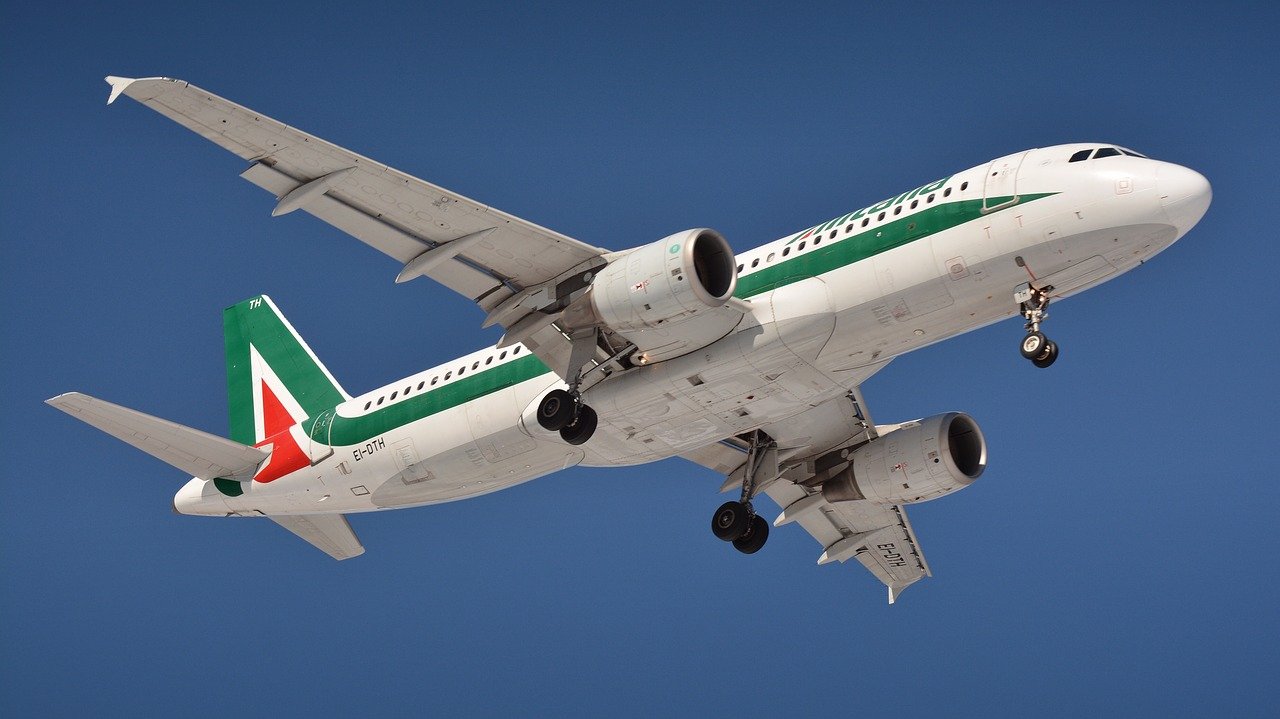 pixabay alitalia aereo compagnia aerea volo