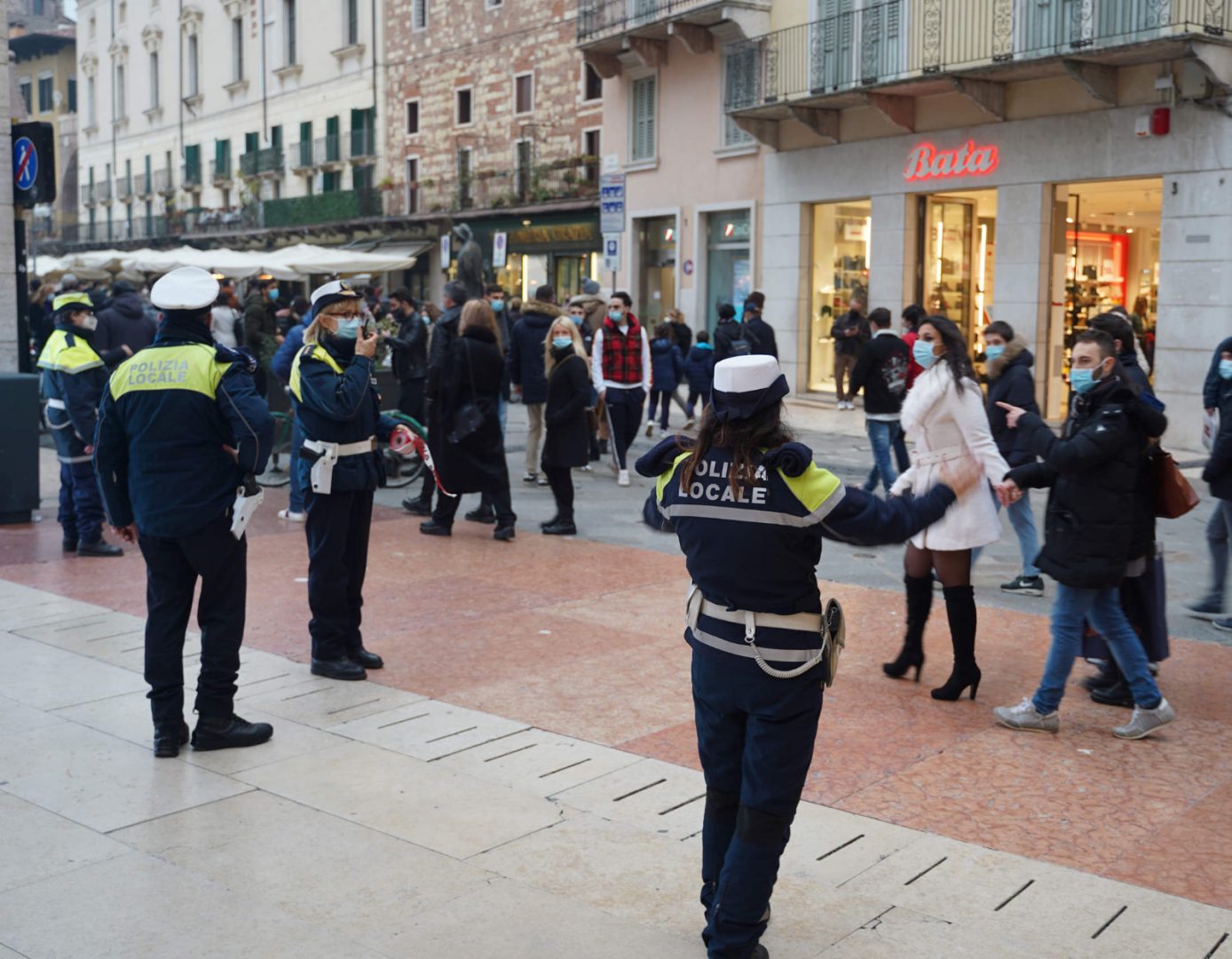 turisti a Verona via mazzini via cappello