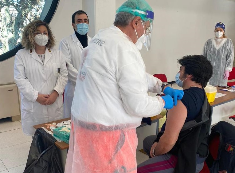 Campagna vaccinale personale Polizia di Stato in Lungadige Galtarossa.