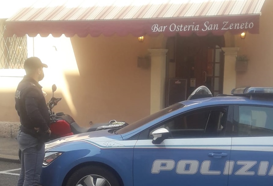 Agenti davanti al locale chiuso per cinque giorni.
