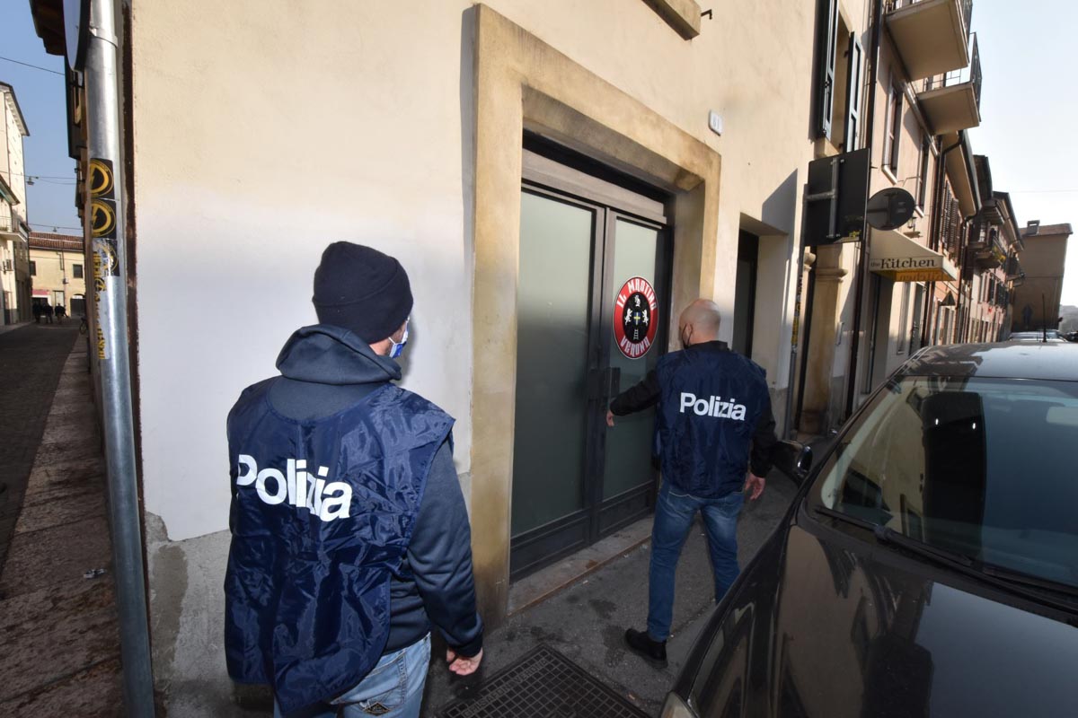 DIGOS - Perquisizioni e denunce militanti Casapound il mastino (1)