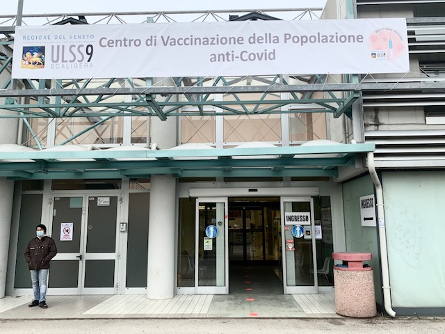 L'ingresso del centro vaccini a Legnago.