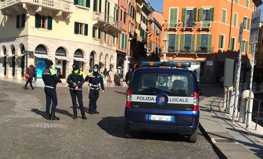 Agenti della Polizia Locale di Verona.
