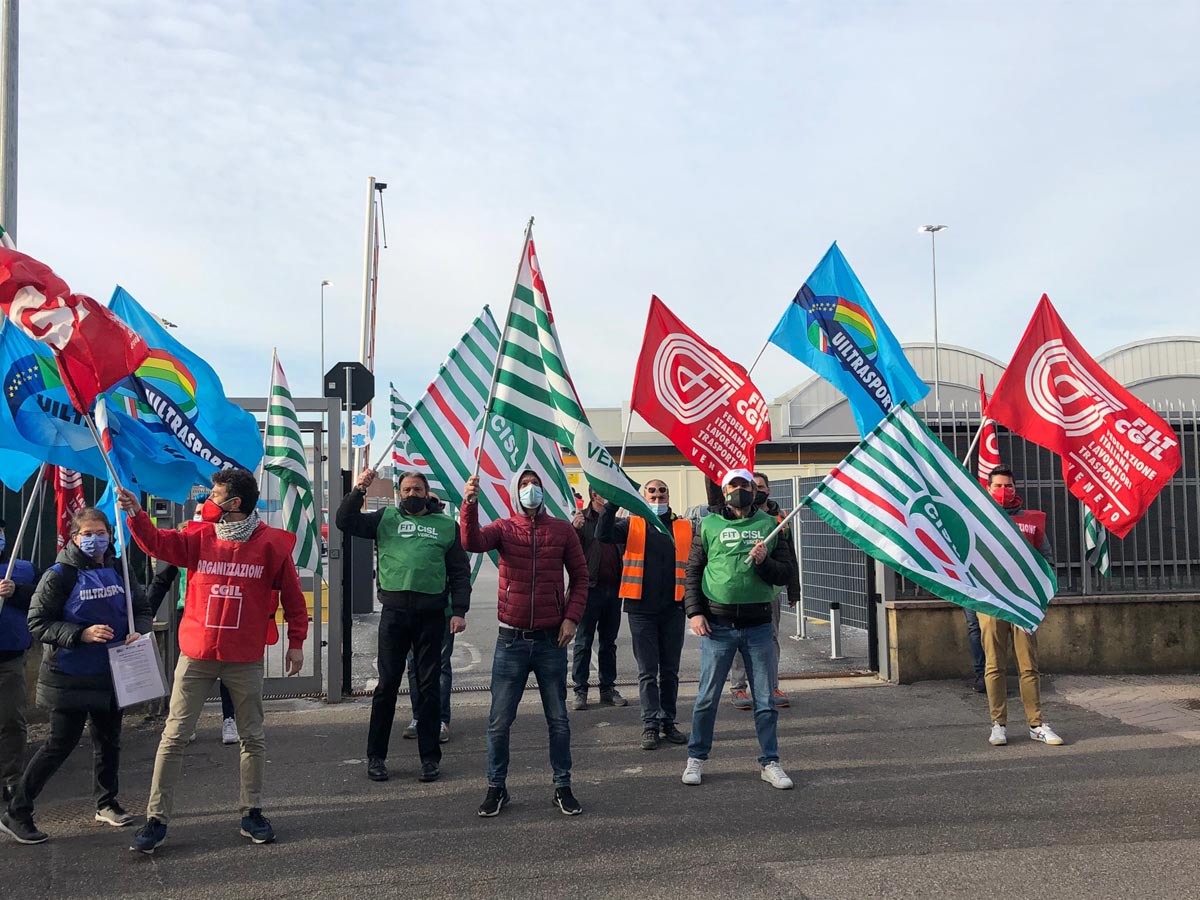 Picchetto di protesta davanti al magazzino Amazon della Zai di Verona sciopero