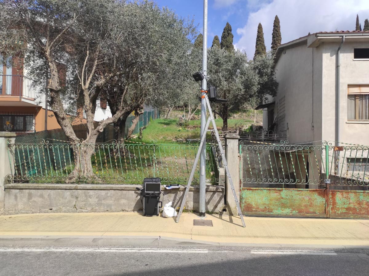 Il rilevatore del traffico con tecnologia radar in via del Sole a Sona