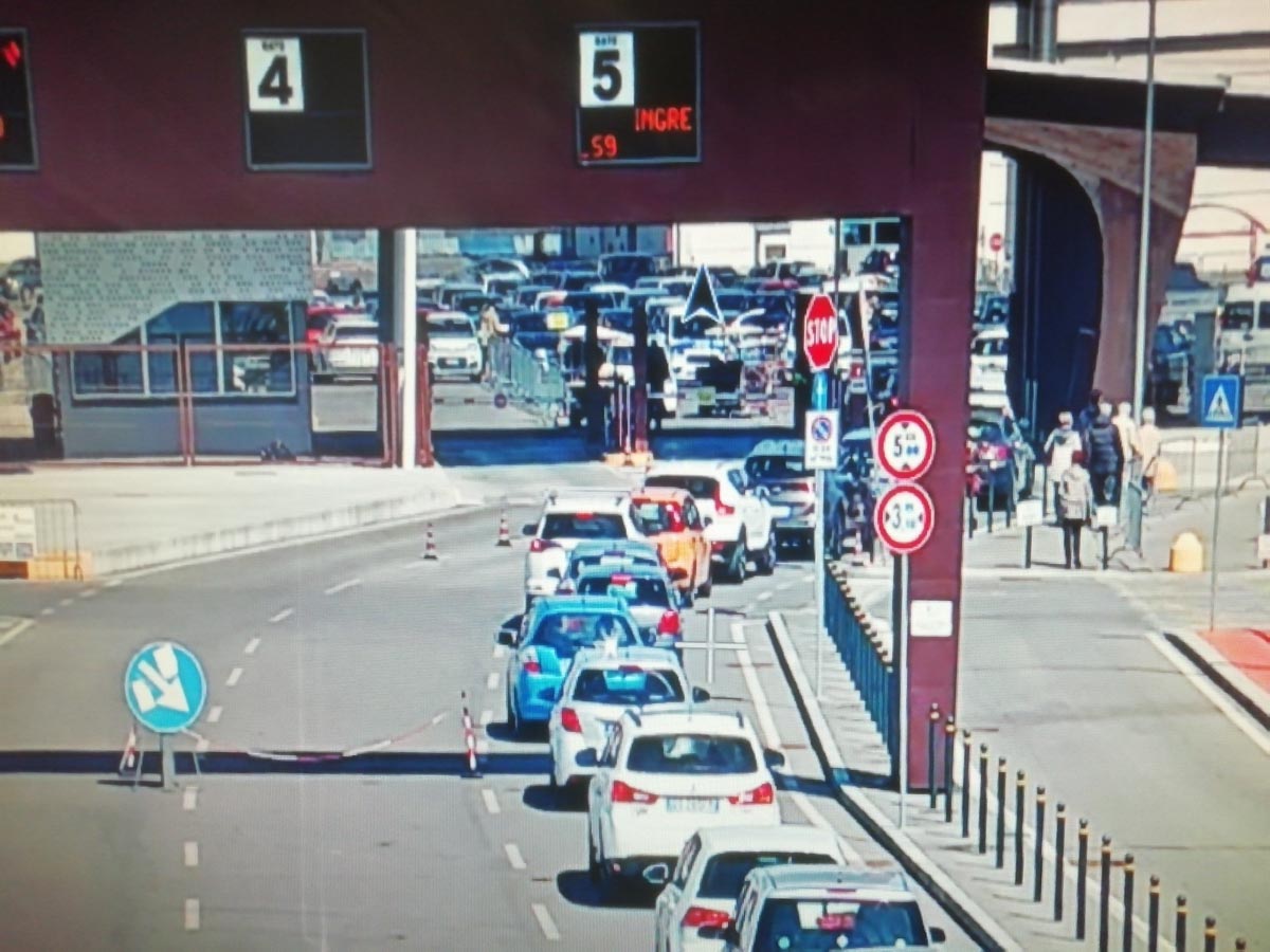 Code in ingresso in Fiera a Verona per le vaccinazioni anti Covid-19, mercoledì mattina 24 marzo 2021