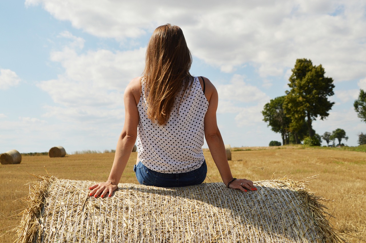 donne agricoltura agricoltrici donna campagna fieno campi l'arte di essere donna valeggio sul mincio