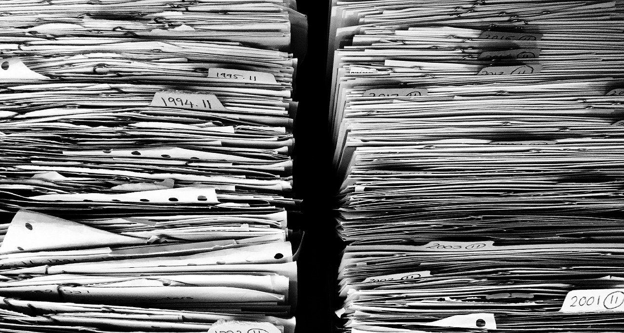 burocrazia carte documenti fogli faldoni