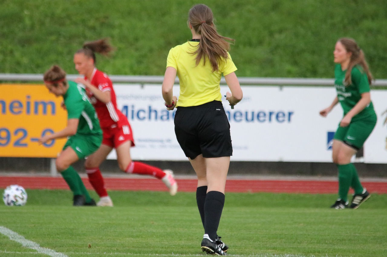 arbitro donna calcio sport donne arbitri calcio femminile