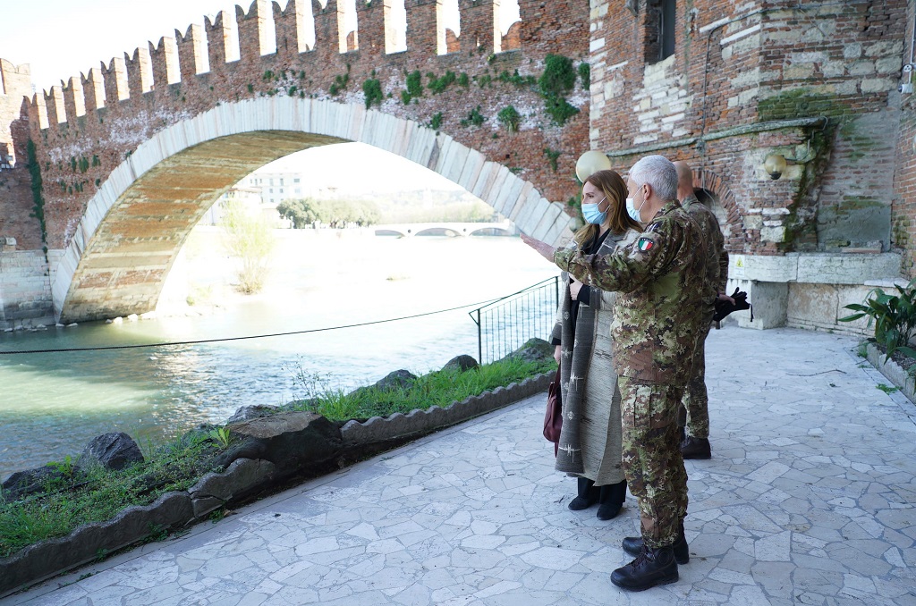 Il Generale Scala e l'Assessore Donazzan al Circolo di Castelvecchio