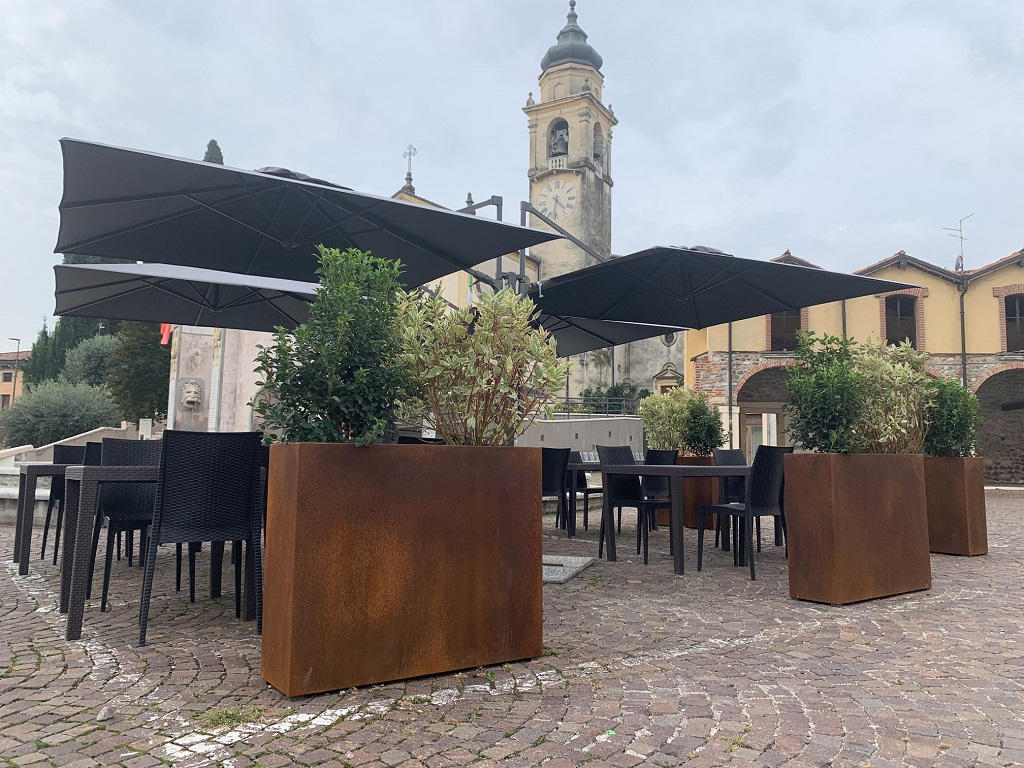 Un plateatico di un locale di Sona