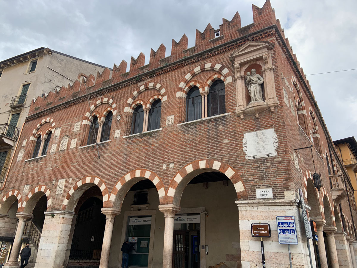 L'esterno della Domus Mercatorum in piazza Erbe