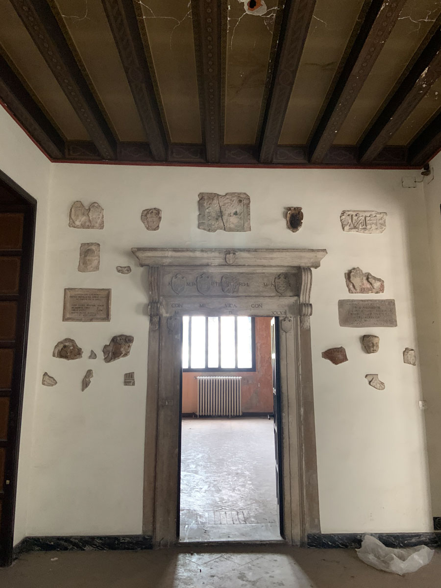 L'interno della Domus Mercatorum