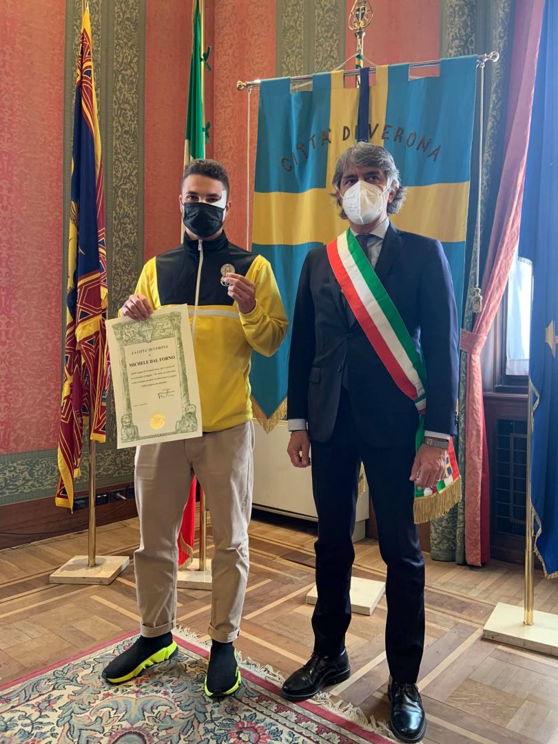 Michele Dal Forno premiato con la medaglia della città dal sindaco di Verona Federico Sboarina