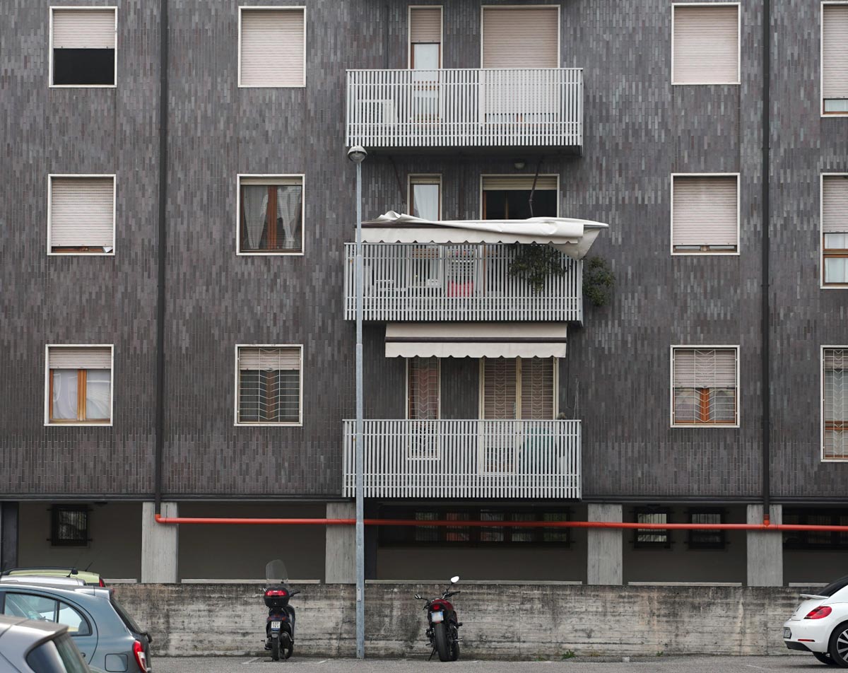 Operaio cade dall'alto cambiando le tende del balcone. Verona, viale Manzoni
