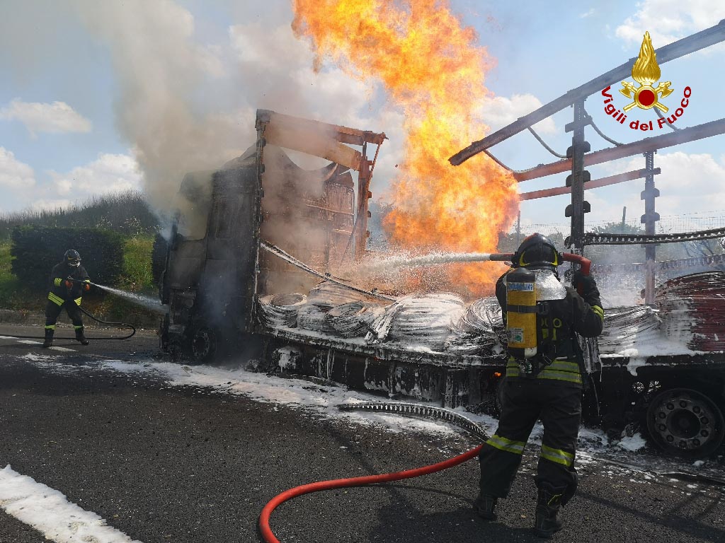 Autoarticolato in fiamme in A4