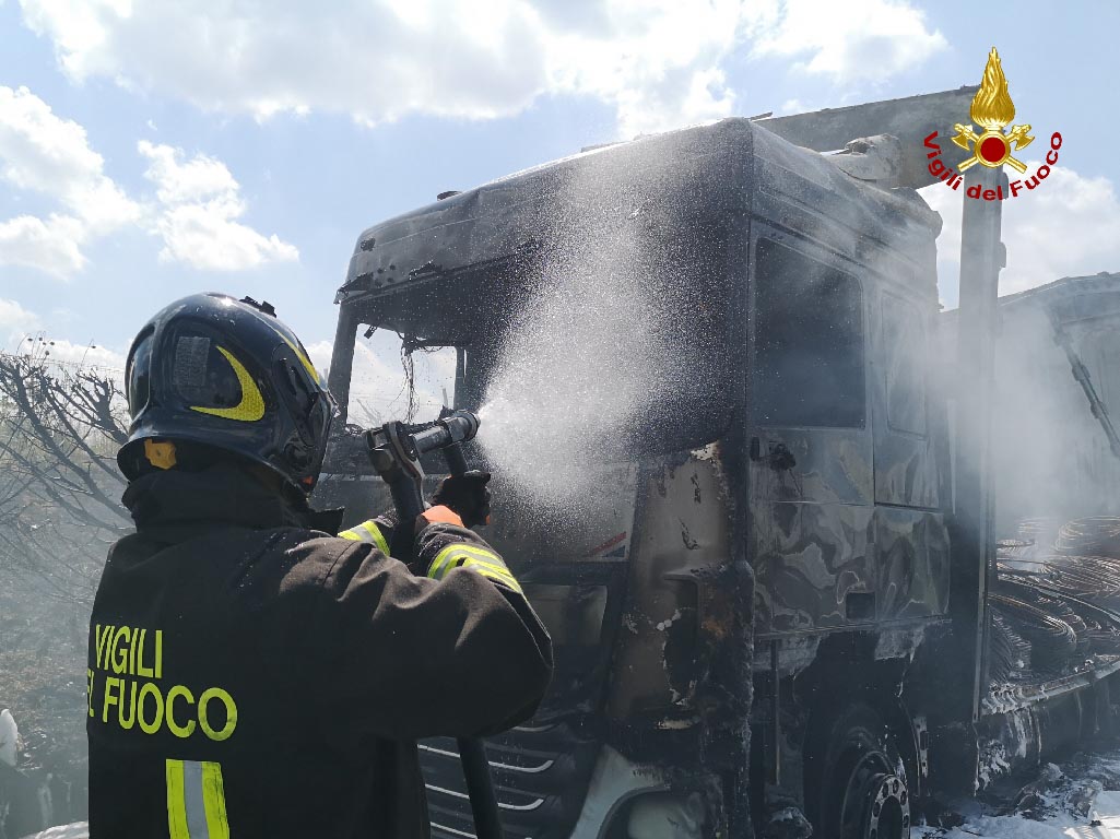 Autoarticolato in fiamme in A4