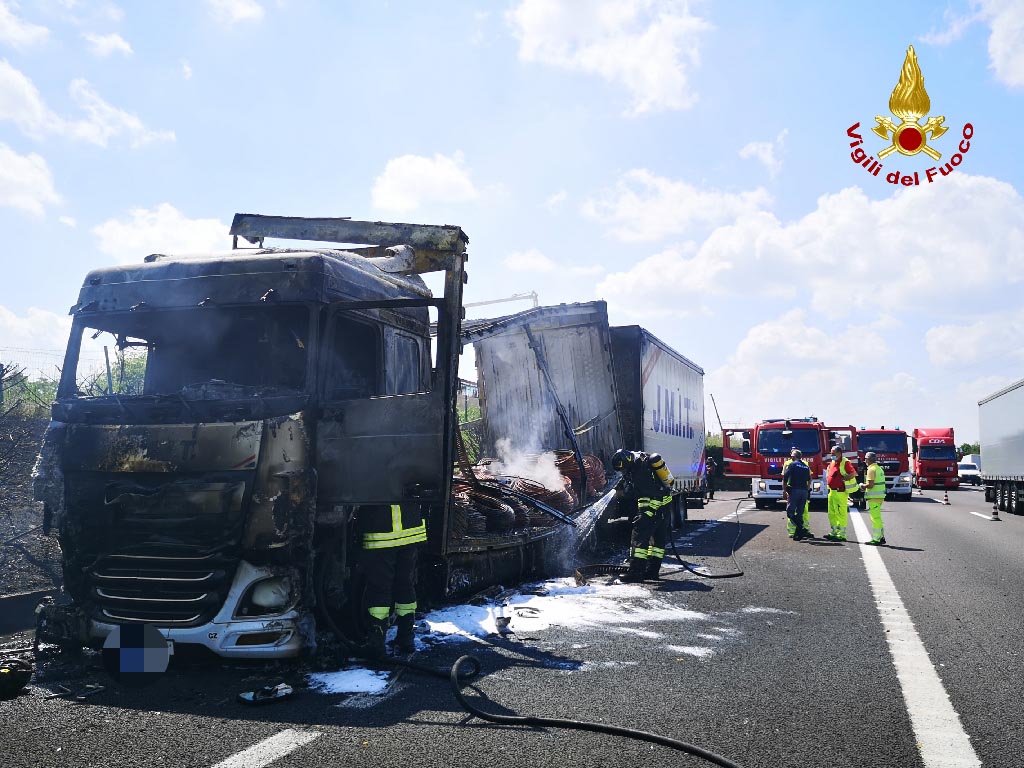 Autoarticolato in fiamme in A4