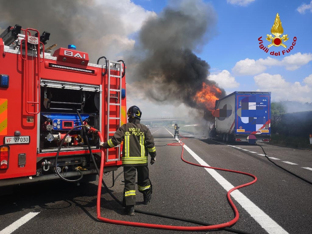 Autoarticolato in fiamme in A4