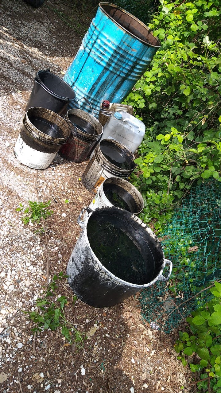 Bidoni con materiale nocivo