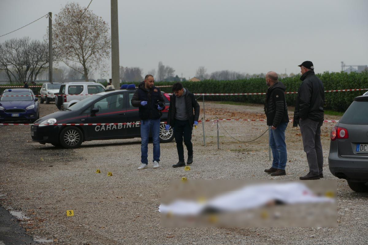 I Carabinieri sul luogo dell'omicidio a Isola Rizza nel 2019