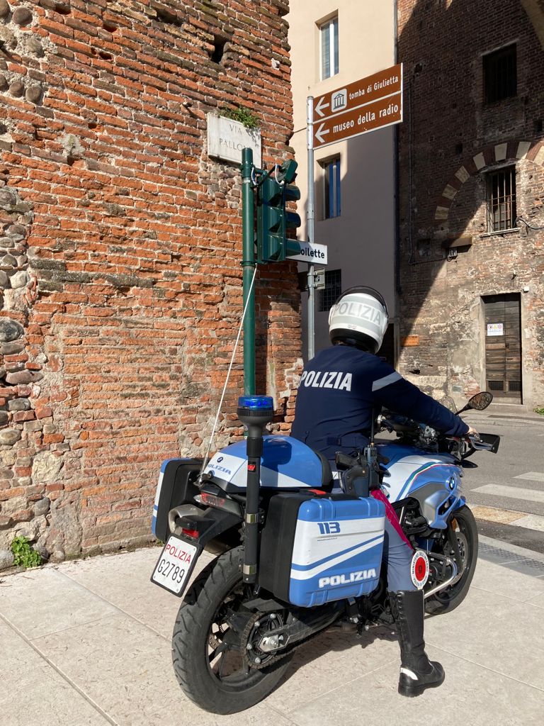 Agente della Polizia di Stato in moto in centro a Verona via Pallone