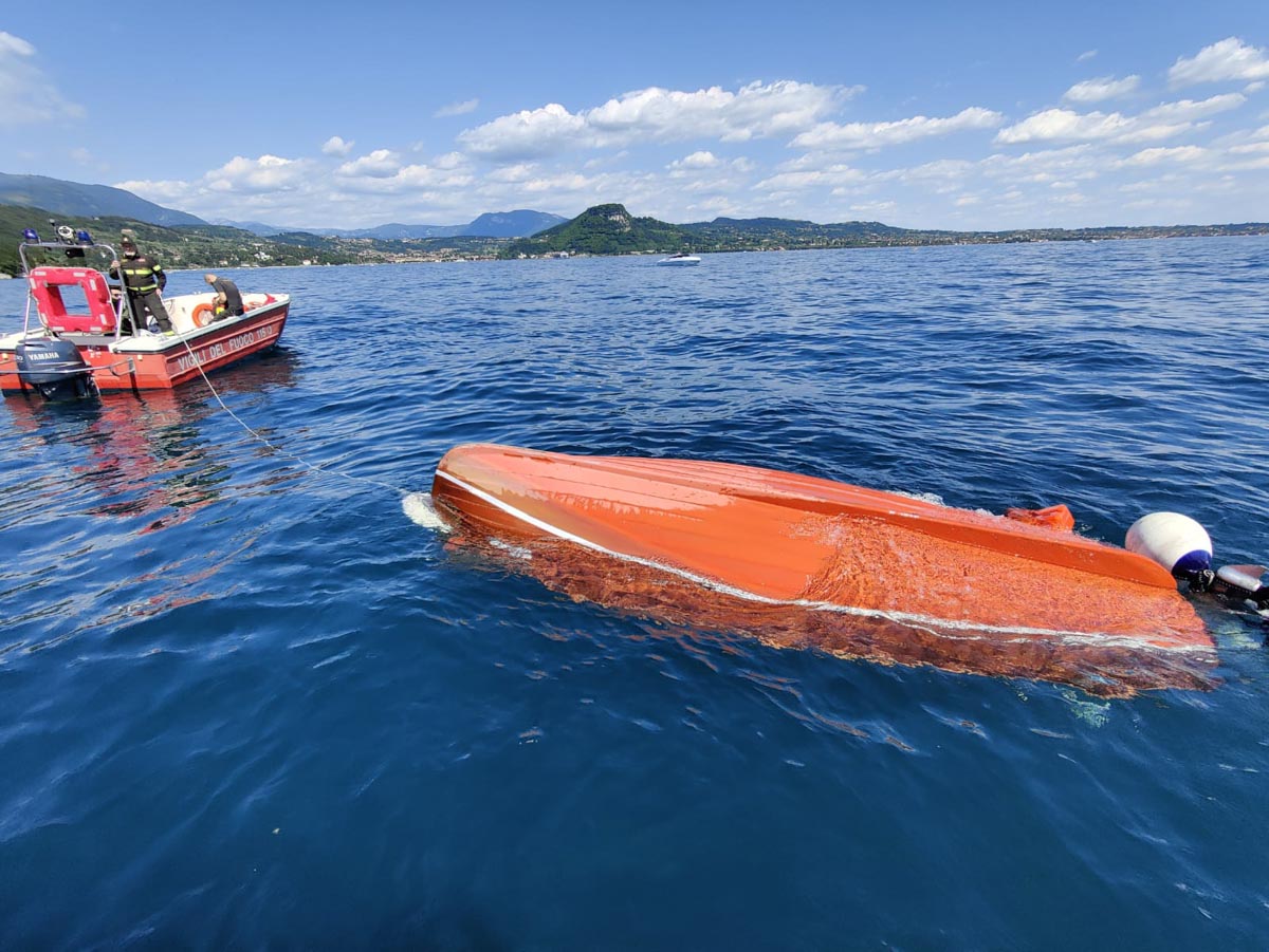 barca ribaltata lago di garda