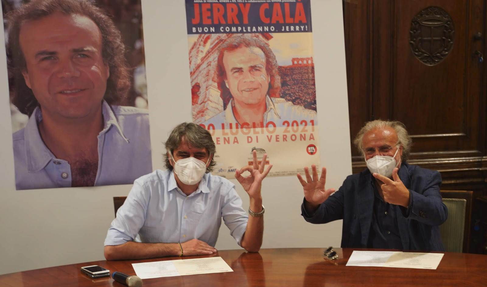 La conferenza con Jerry Calà e il sindaco di Verona, Federico Sboarina.