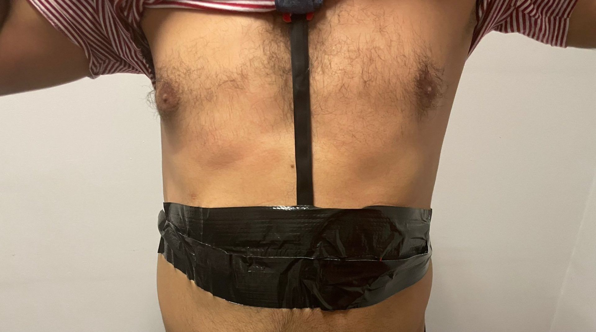 L'apparecchio per falsare l'esame della patente nascosto sotto la maglietta.