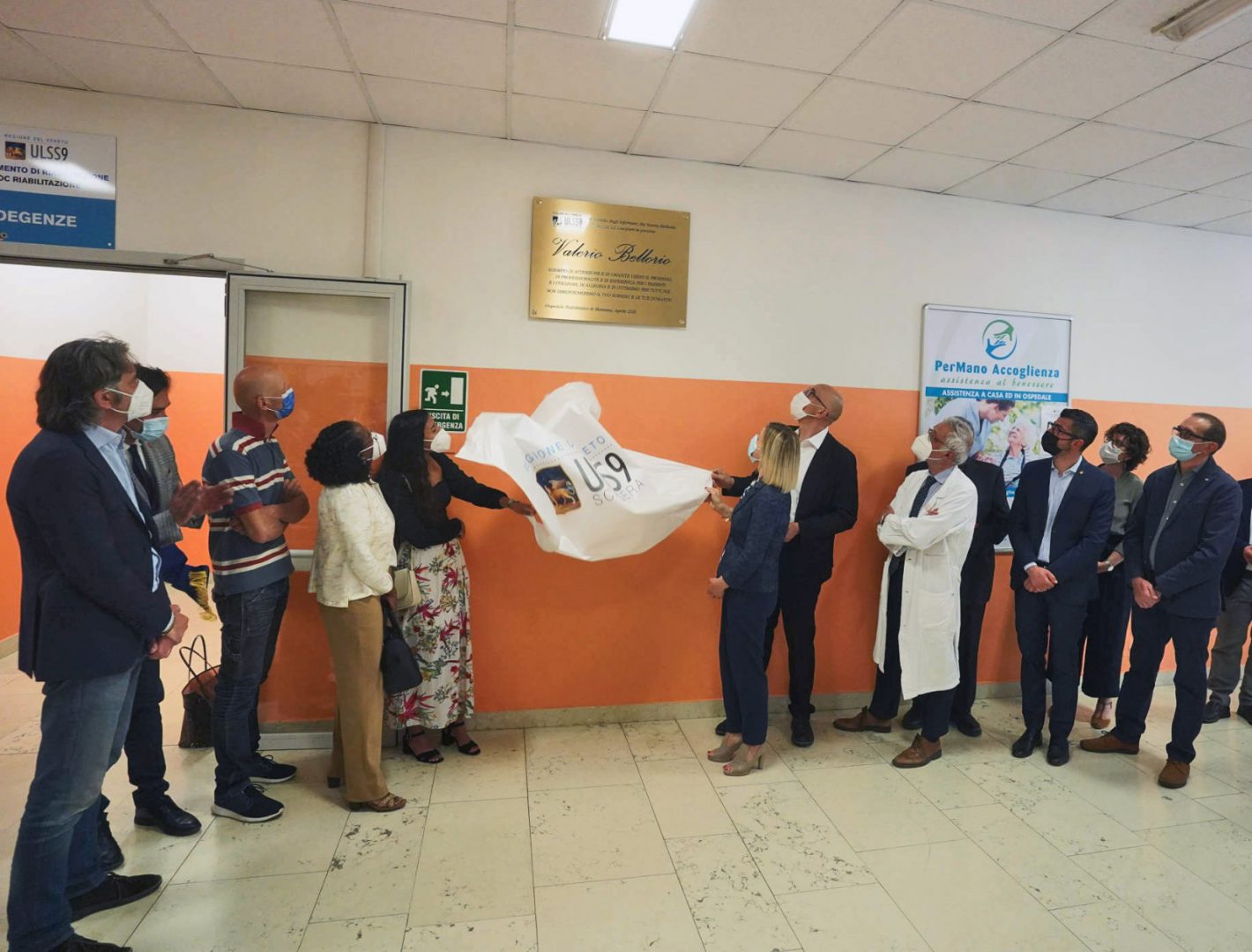 Il momento in cui viene scoperta la targa