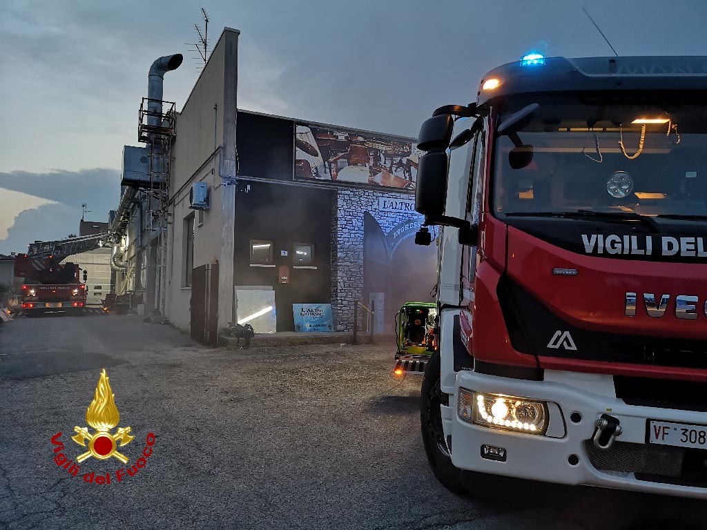 Incendio magazzino Settimo di Pescantina - Vigili del fuoco